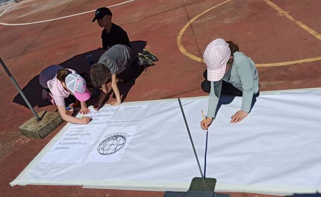 Niños anotan la evolución de la sombra y diversa información