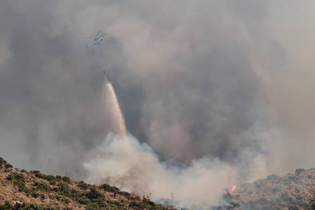 En la imagen de archivo, aeronaves del servicio de Bomberos trabajan en la extinción de un incendio en Málaga (España). / EFE/Gregorio Marrero