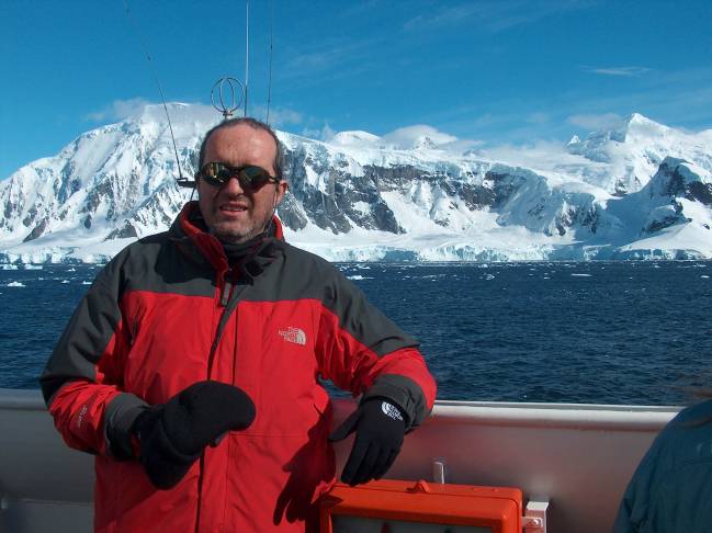 El profesor de la UGR Jesús M. Ibáñez, durante una expedición a Isla Decepción. 