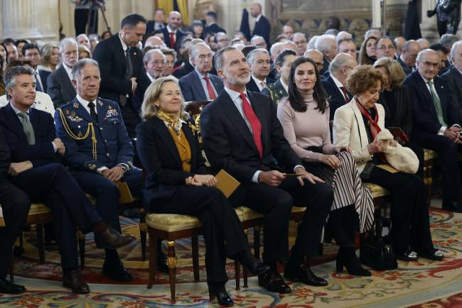 El rey Felipe VI (c-i) y la reina Letizia (c-d) junto a la vicepresidenta primera del Gobierno y ministra de Economía Nadia Calviño (3i) durante el acto de presentación pública del Portal digital "Historia Hispánica” de la Real Academia de la Historia en el Palacio Real