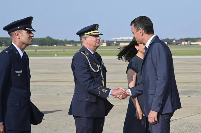 El presidente del Gobierno español, Pedro Sánchez, a su llegada este jueves a la base aérea de Andrews, en Washington