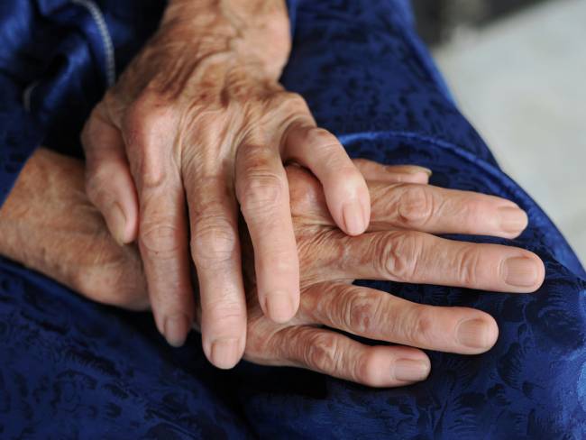 manos de persona mayor