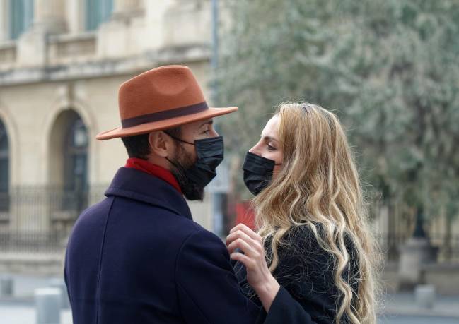 pareja en la calle con mascarilla