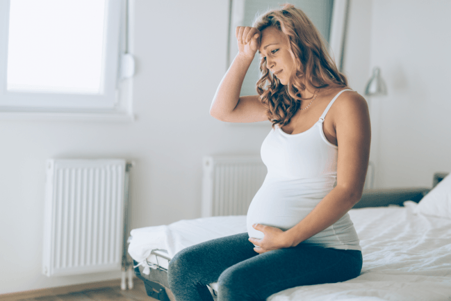 mujer embarazada triste