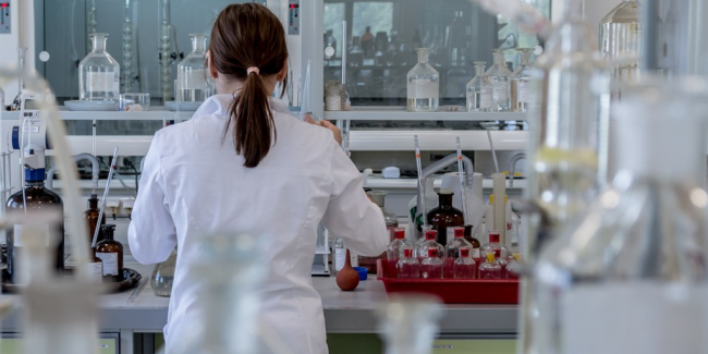 mujer de espaldas en un laboratorio