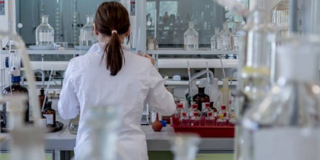 científica de espaldas en un laboratorio