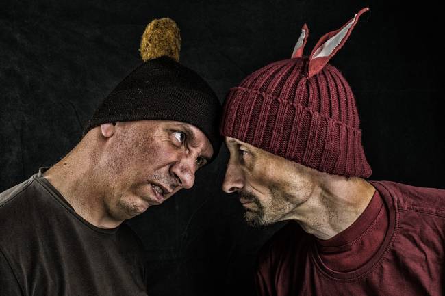 dos hombres a punto de pelearse
