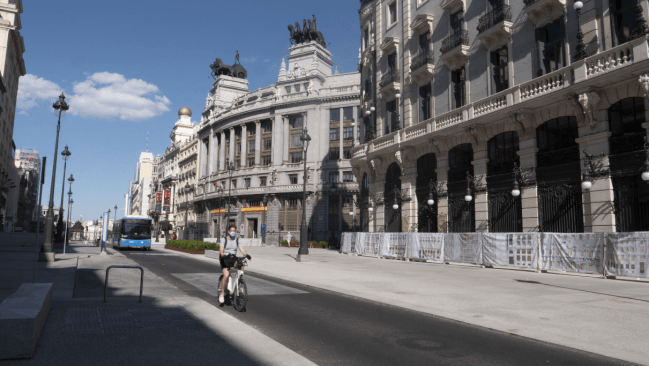 hombre con mascarilla por Madrid