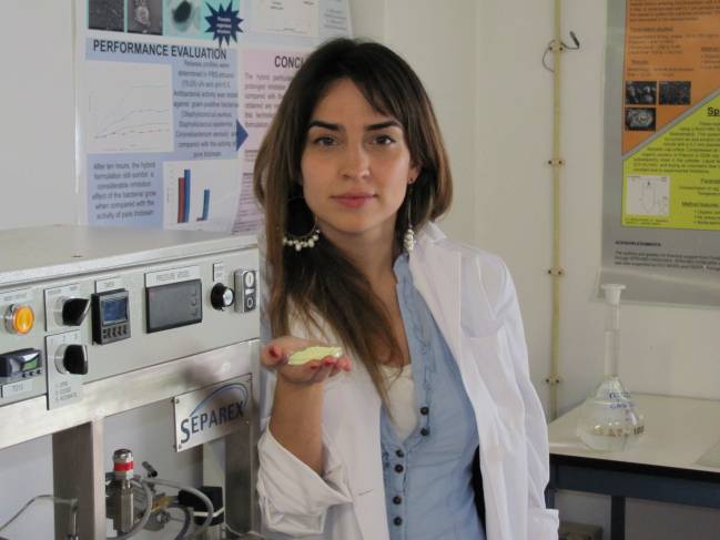 Una investigadora del Grupo de Procesos de Alta Presión de la Universidad de Valladolid lleva a cabo el trabajo
