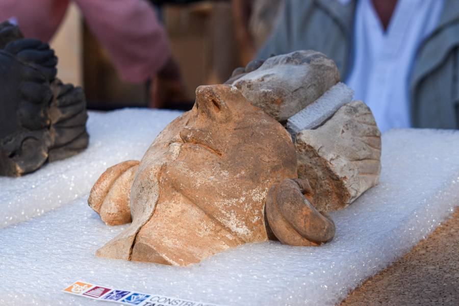 Relieves figurados hallados en el yacimiento de Casas del Turuñuelo (Badajoz)