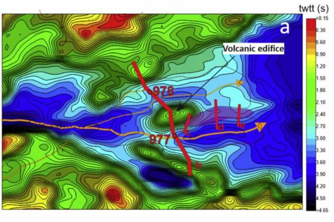Mapa de isobatas del fondo del mar de Alborán. La linea naranja muestra el recorrido que realizaron los flujos de agua para esquivar el edificio volcánico. / Earth Sciences Reviews | García-Castellanos et al, 2020. 