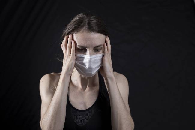 mujer con dolor de cabeza