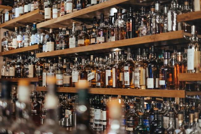 bar con bebidas alcohólicas