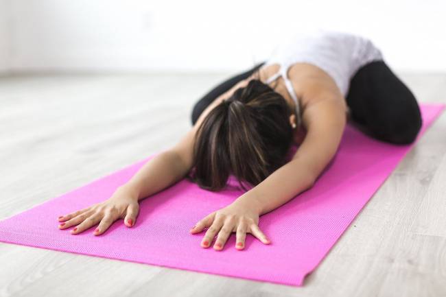 mujer haciendo yoga