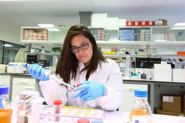 Una mujer trabaja en un laboratorio