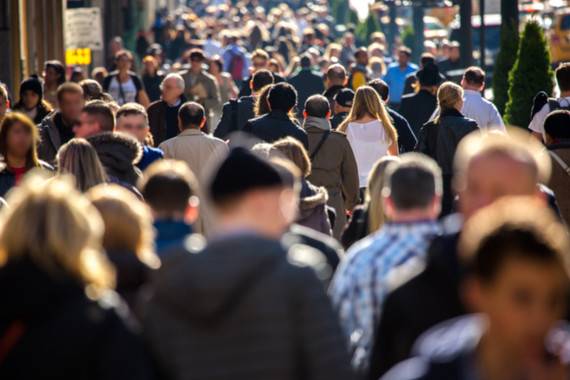 multitud de personas andando por la calle