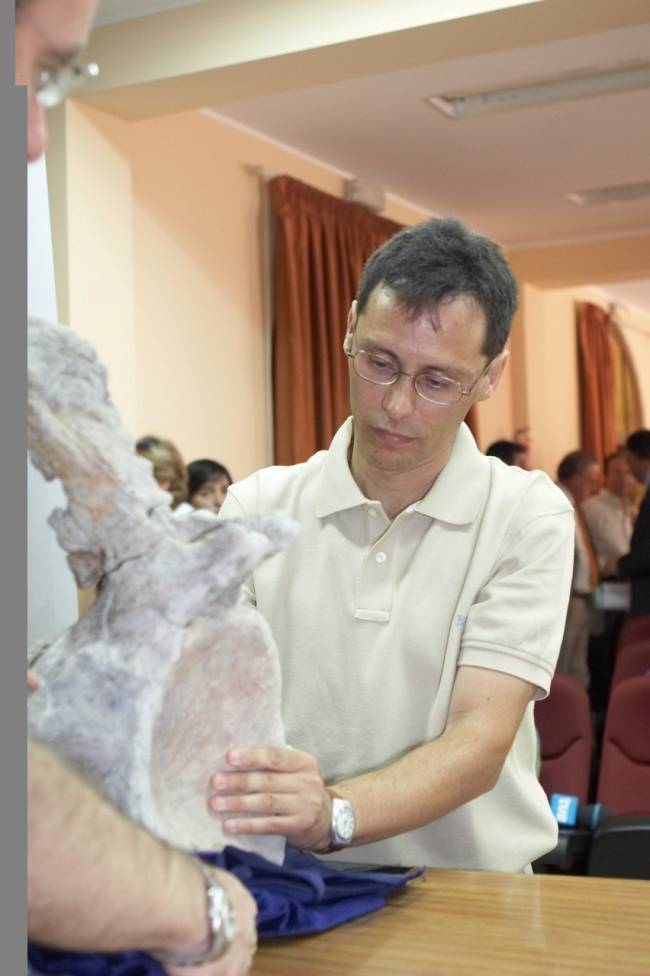 Fidel Torcida, director de las excavaciones, ante uno de los hallazgos de la campaña de 2004 (Foto: Colectivo Arqueológio Paleontológico de Salas de los Infantes)