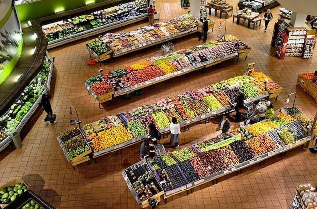 Plano angular de la sección de frutas y verduras de un supermercado
