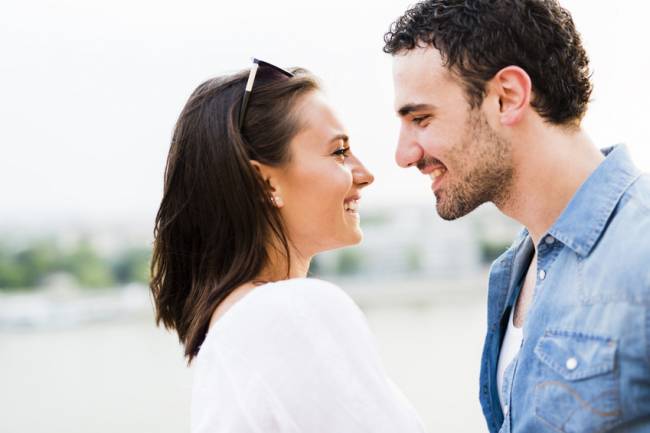 Una pareja se mira sonriente
