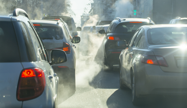 coches echando humo por el tubo de escape