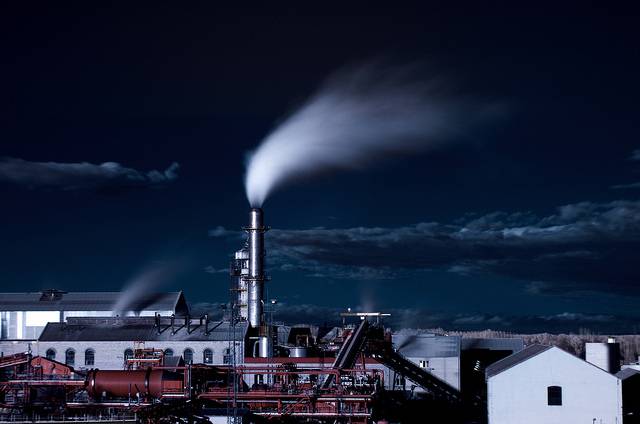 fábrica echando humo