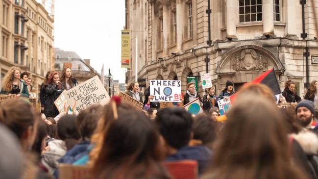 menores protestando contra el cambio climático
