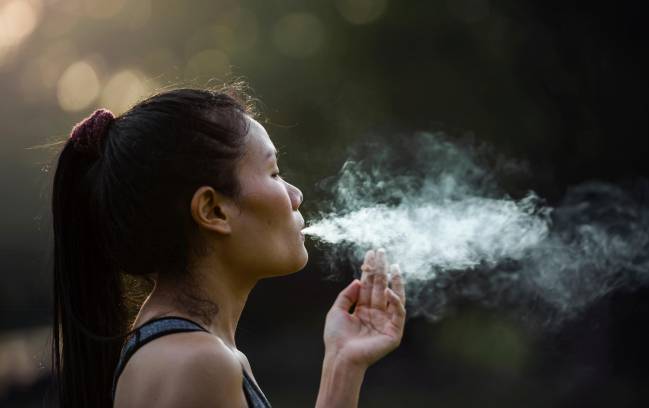 mujer fumando