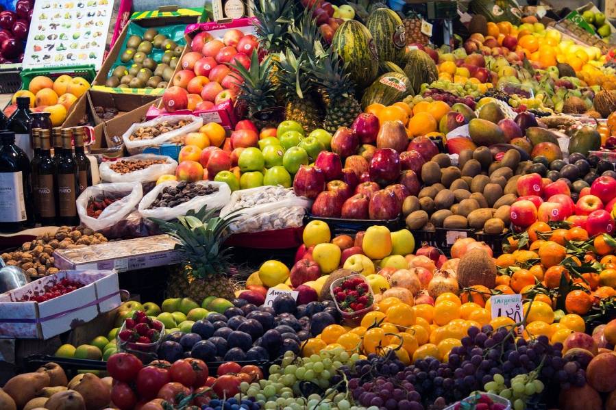 mercado con frutas y verduras