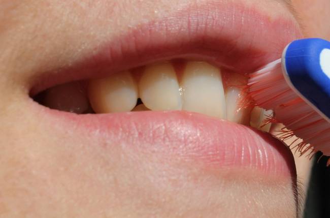 La evidencia indica que la fluoración del agua podría reducir ligeramente las caries en niños