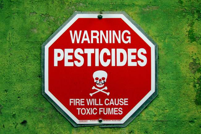 Señal que alerta sobre los peligros de los pesticidas