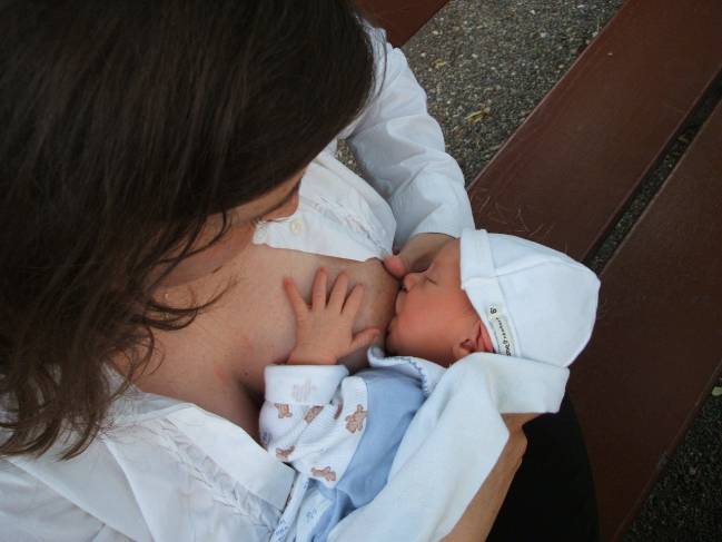 mujer dando de mamar a su hijo