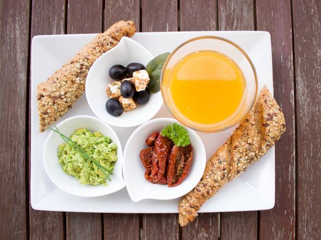 desayuno meditarráneo con zumo de naranja