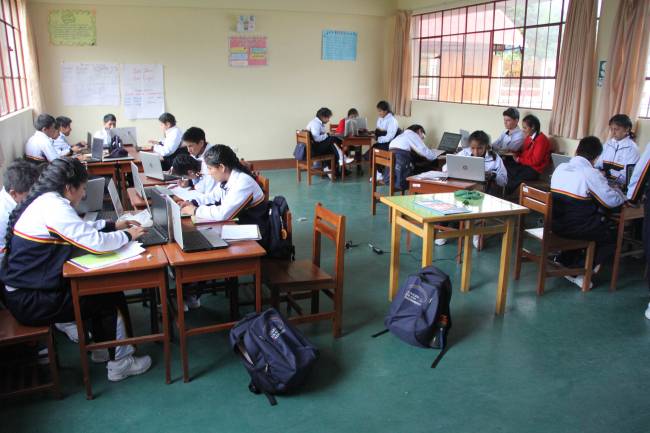 La hostilidad en el aula empuja al alumno a buscar reconocimiento en la red. / José Alva.