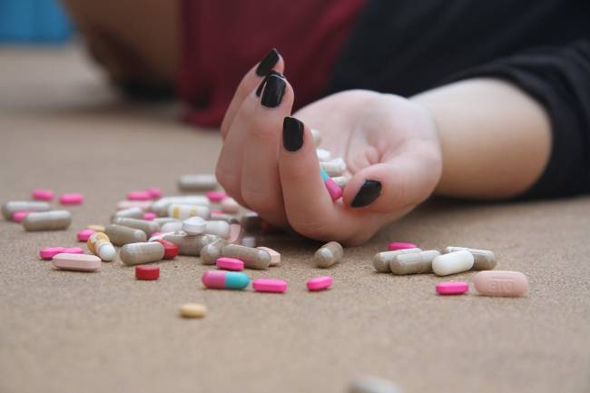 mujer con pastillas