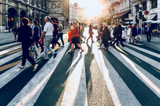 Multitud de personas cruza un paso de cebra