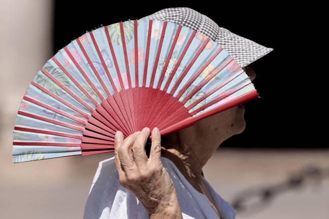 mujer se protege del calor