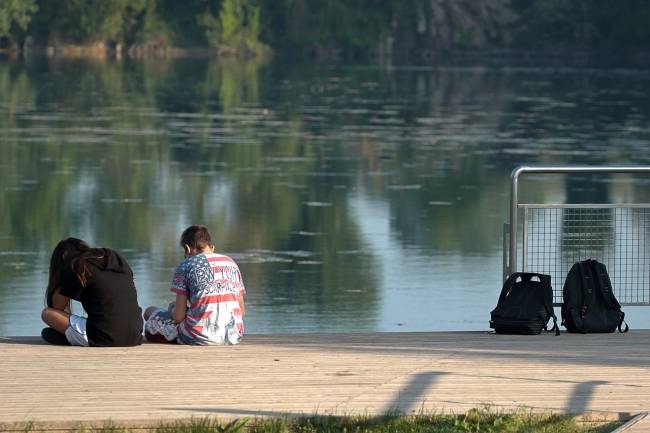 Adolescentes sentados al aire libre