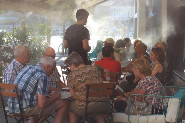 gente en una terraza