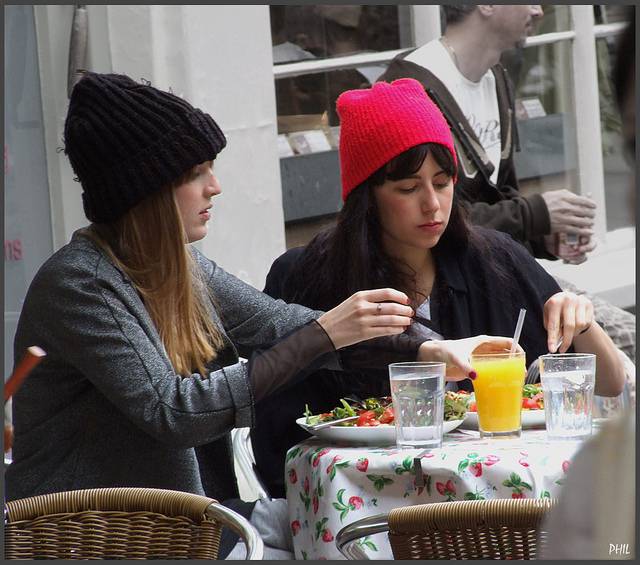 chicas comiendo ensalada