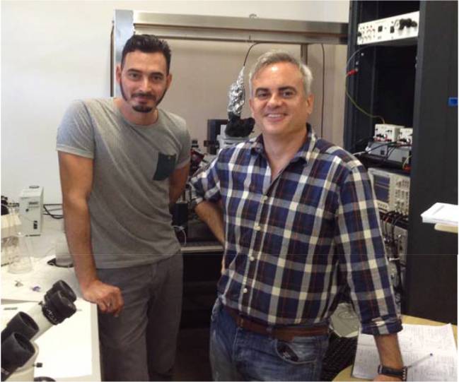 En la fotografía, Andrade-Talavera y Rodríguez-Moreno, del equipo de la UPO