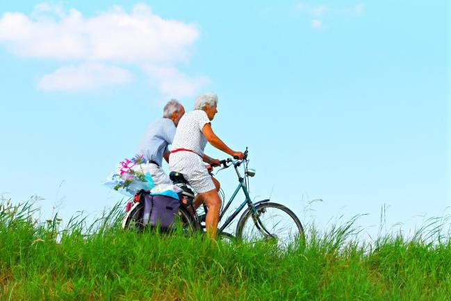 hombre y mujer mayores de 65 años en bicicleta