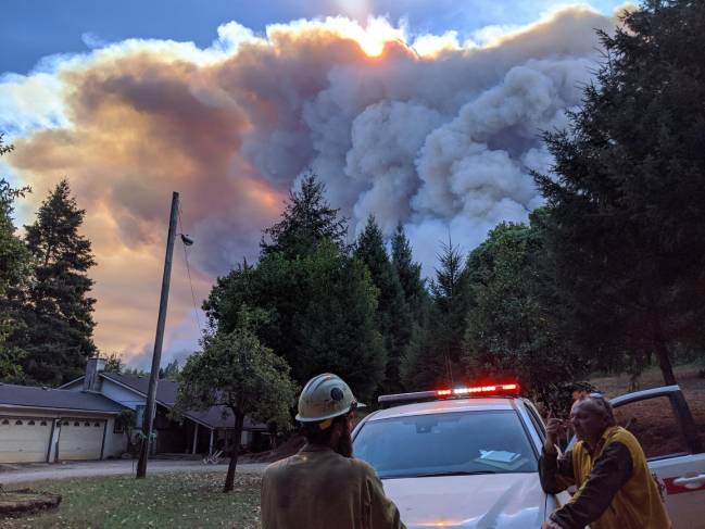 Las autoridades locales actúan frente a un incendio en California