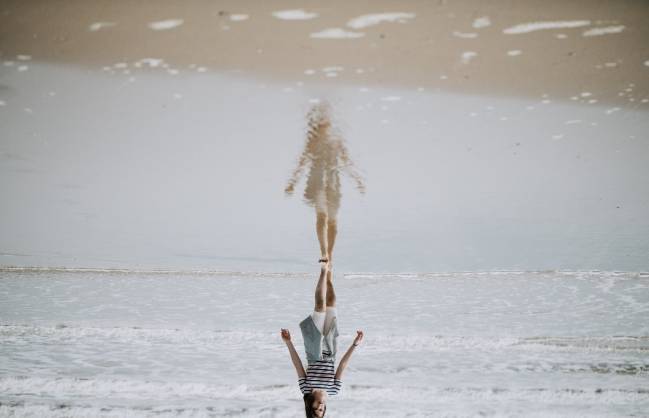 mujer sola por la playa