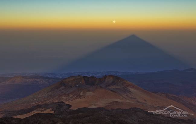  El crater de Pico Viejo con la sombra del Teide y la luna llena. / Daniel López