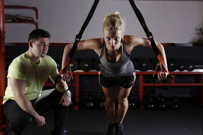 mujer y hombre en el gimnasio
