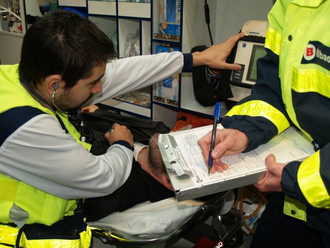 Personal sanitario atendiendo a una persona en el interior de una ambulancia