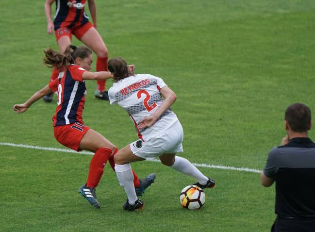 Dos futbolistas en el campo. 
