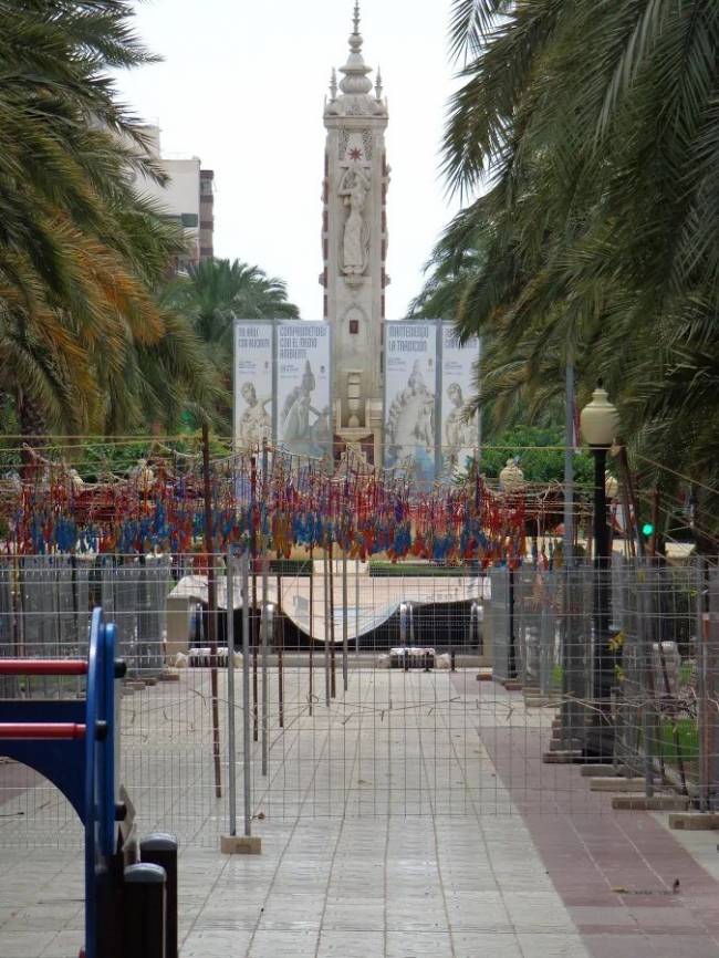 Mascletá preparada en Luceros (Alicante)