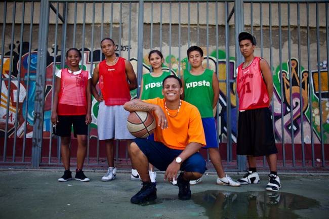 El resultado muestra un ancestro común entre las poblaciones marroquís, del Sahara occidental y tunecinas con las de la península ibérica y Canarias. En la imagen, jóvenes en el barrio de Lavapiés (Madrid). / Zai Aragon