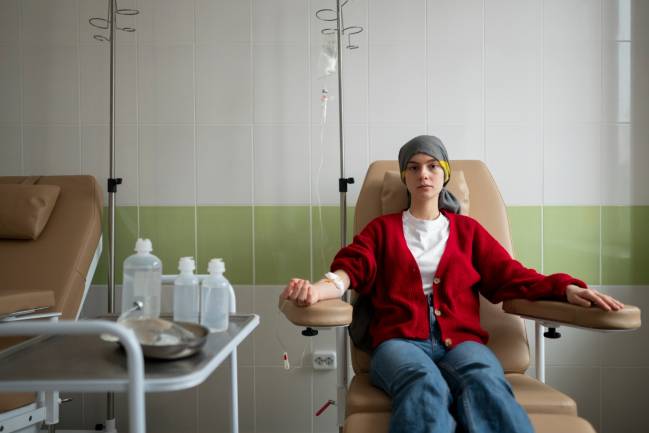 mujer en quimioterapia por cáncer de mama